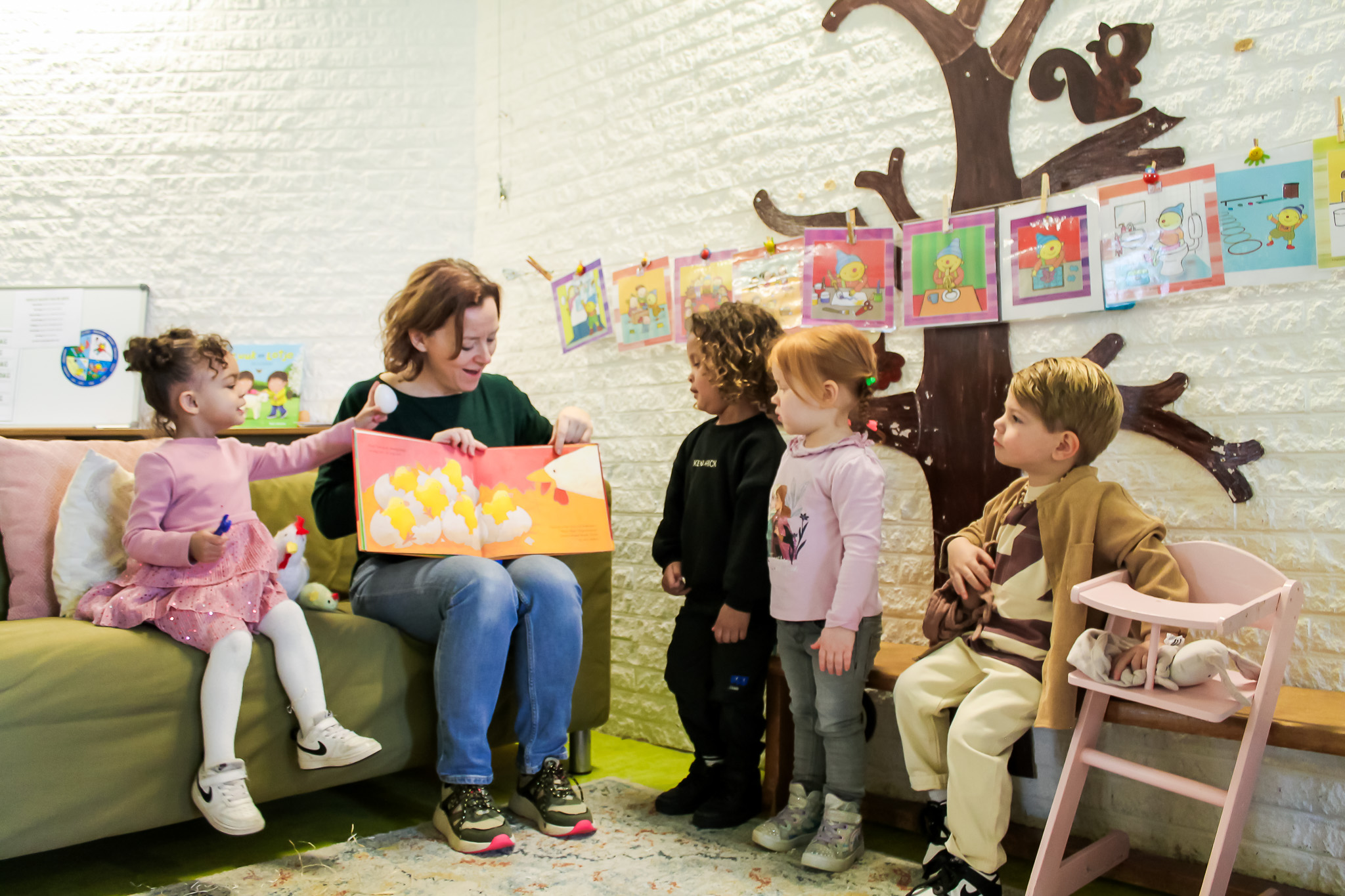 Kinderen worden voorgelezen tijdens een activiteit bij peuteropvang Het Mosterdzaadje in Purmerend